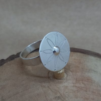 Anillo Rayen Foye (flor de canelo) Talla 25.