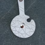 Colgante tokikura (Hacha de piedra) medio con dibujo. - Imagen 2