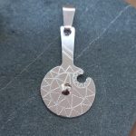 Colgante tokikura (Hacha de piedra) chico con dibujo.