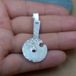 Colgante tokikura (Hacha de piedra) chico con dibujo. - Imagen 2