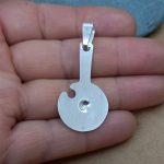 Colgante tokikura (Hacha de piedra) chico con dibujo. - Imagen 3