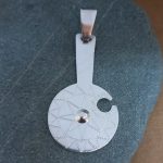 Colgante tokikura (Hacha de piedra) medio con dibujo.