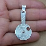 Colgante tokikura (Hacha de piedra) medio con dibujo. - Imagen 3